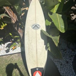 Surfboard 5’11