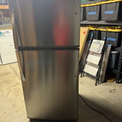 Kenmore 70715 18 Cu. Ft. ENERGY STAR Top Freezer Refrigerator