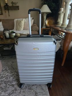 Very Nice Hardside Suitcase With Spinner Wheels. "CHECK OUT MY PAGE FOR MORE DEALS "
