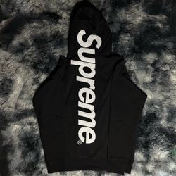 Supreme hoodie (FITS SMALL)