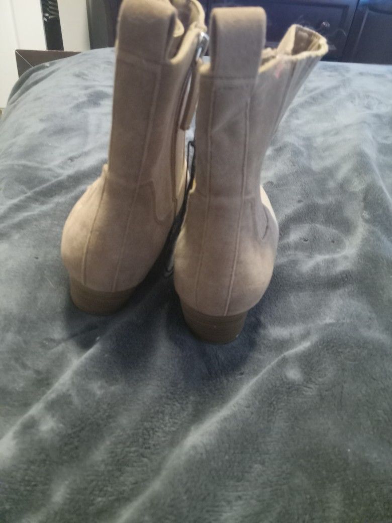 Brand New Pair Of Boots Size 10