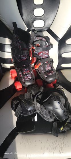 Roller Skates Kids Size 12 To 2 With Pads...used One Time