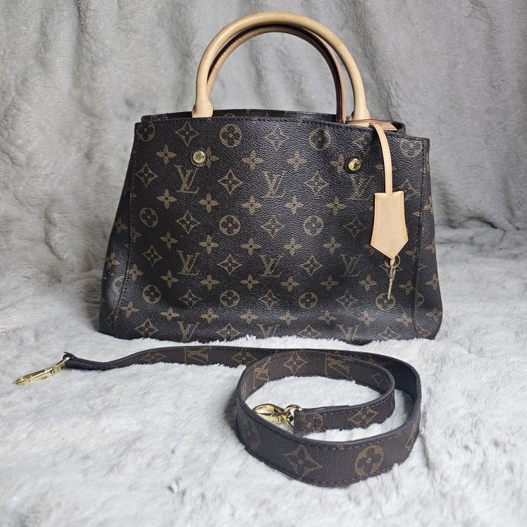 Louis Vuitton
Montaigne cloth handbag