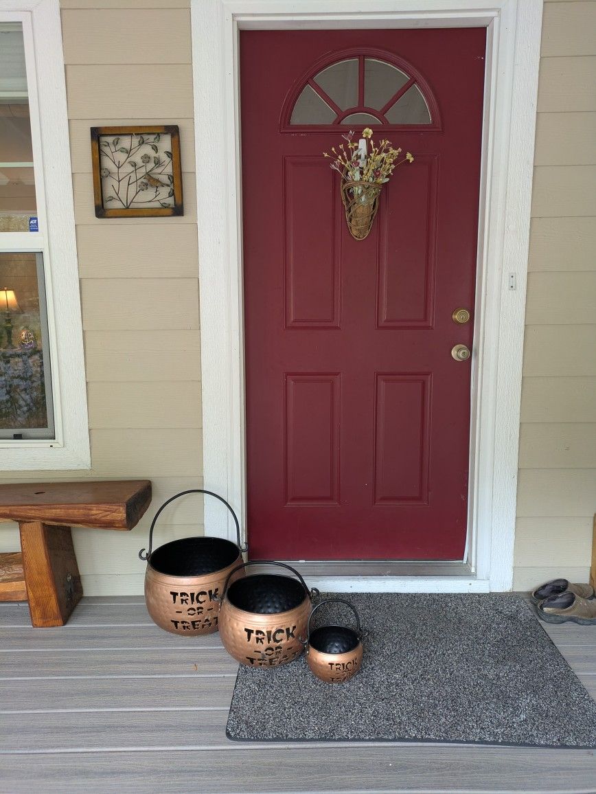 Three Metal Halloween Cauldrons/Decoration
