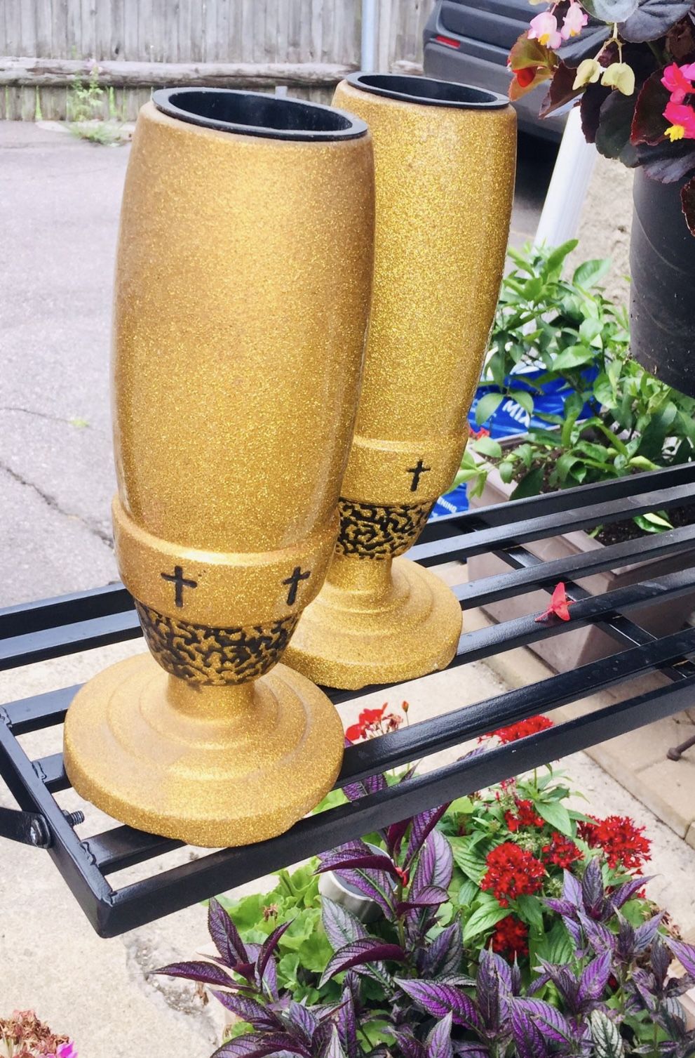 MEMORIAL CEMETERY FOREVER SAFE MEDAL CAST FLOWER VASE WITH REMOVABLE INNER LINER SOLID WEIGHT ORIGINAL $ 89 Each BOTH PRICED TO SELL in GOLD SPARKLE