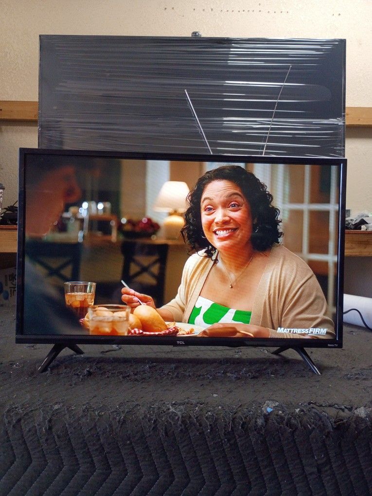 32 Inch Roku TCL Smart Really Nice Tv Comes With Remote Control Shows Great Picture Works Fantastic Guaranteed