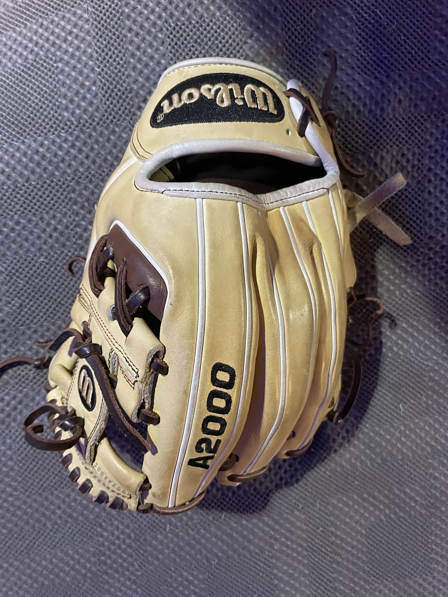 11.5 Righty A2000 baseball glove