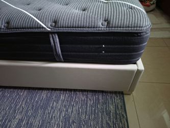 Pillow Top Mattress – Gray Tufted