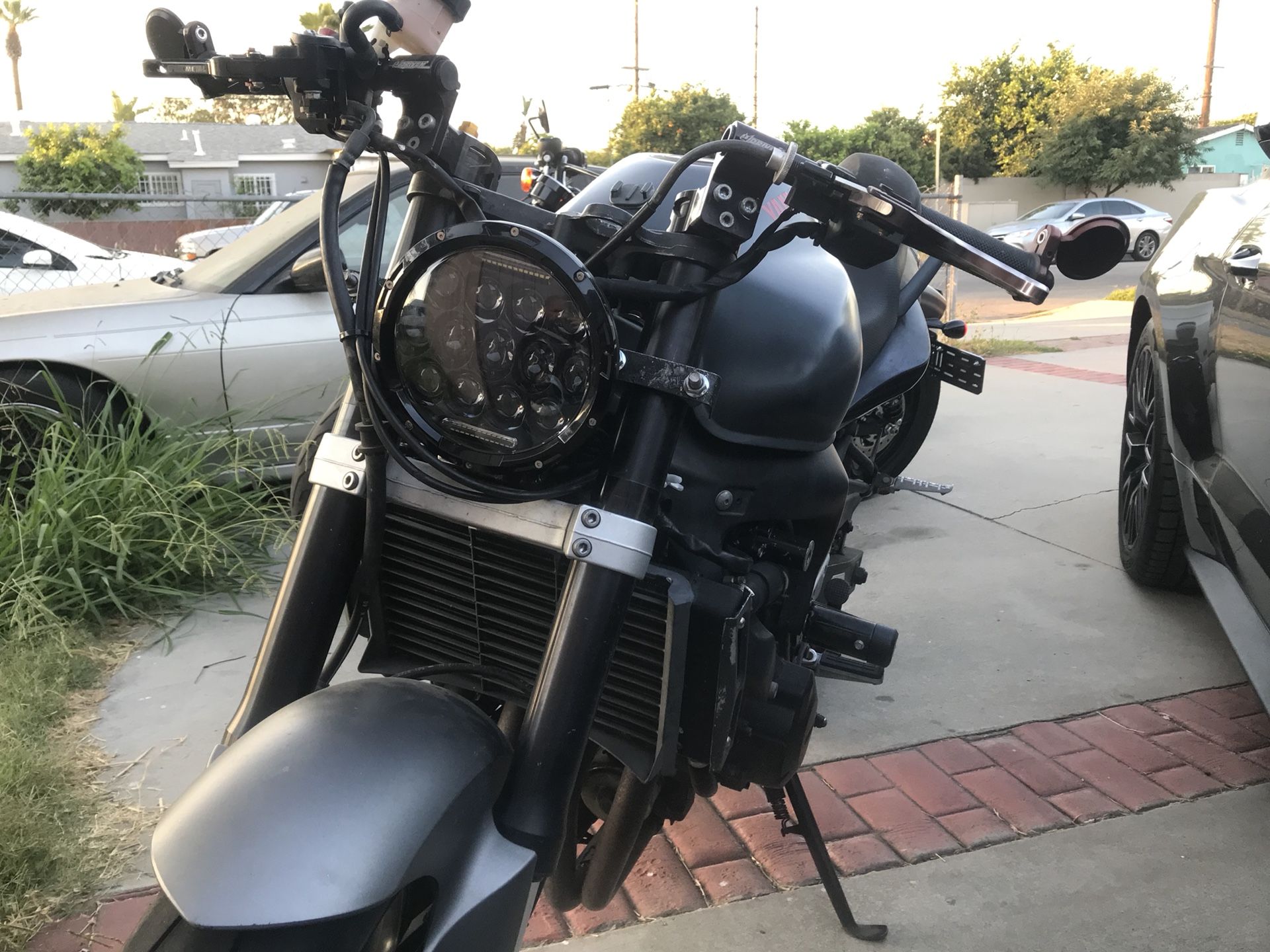 2006 Yamaha fz6 salvage title, fully tuned frame sliders, r6 front end , frame sliders,exhaust. Sounds and moves great