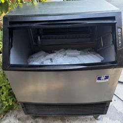 Ice Machine Manitowoc Undercounter 300lb/day Ice Maker  perfect working conditions 