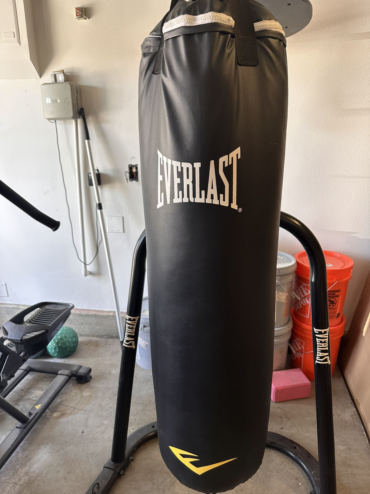 Everlast 90lb heavy bag with stand and speed bag