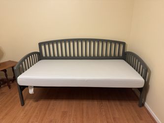Twin Daybed With New Mattress