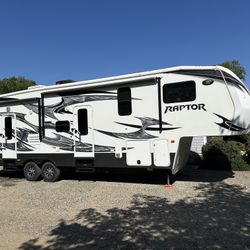 2013 Raptor 300mp Toyhauler