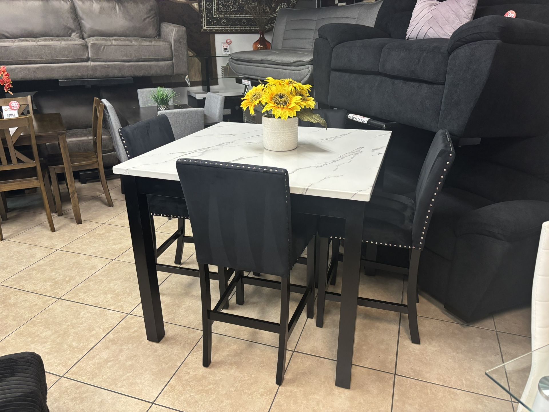 Salas, recámaras y comedores. Sectionals, Bedroom Sets, Dining Sets.