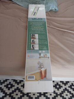 Prefinished reversible vinyl wainscot