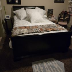 Slegh bed queen size great along side of the dresser