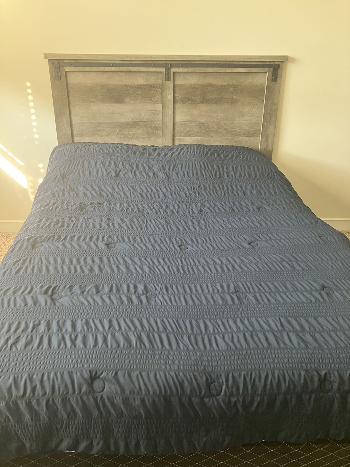 Full Bedroom Set – Headboard, Dresser & Mirror – Rustic Style