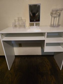 Desk In Good Condition Including Mirror