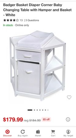 Corner baby changing table