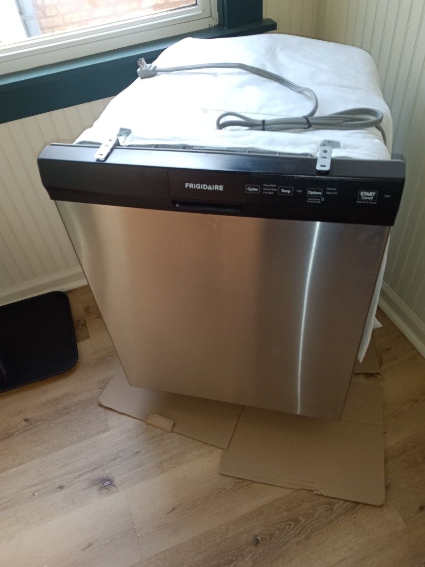 Dish Washer, Frigidaire, Quiet Model Never Used