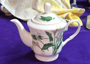 White Porcelain Teapot Features a Painted Calla Lily Pattern CR4P006
