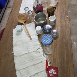 Kitchen Lot 08. All pictured. 