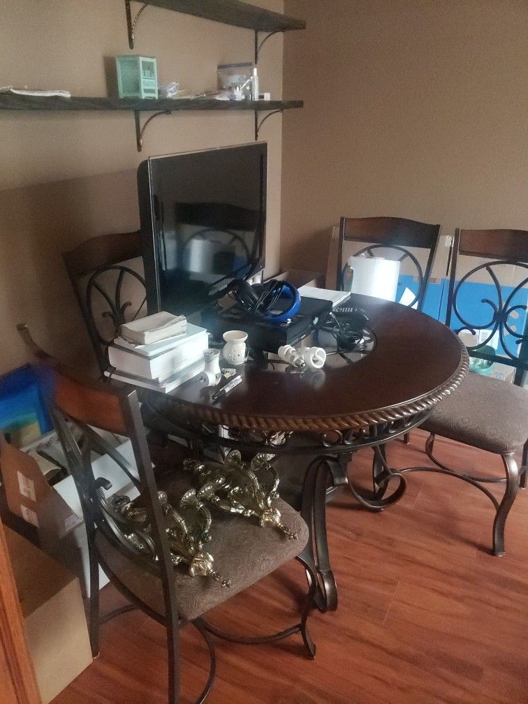 Dinnin Table 4 Chairs