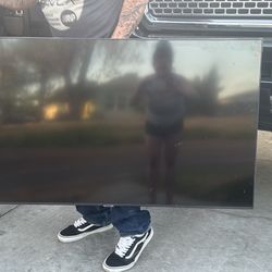 SAMSUNG 55” TV WITH SOUNDBAR AND WALL MOUNT 