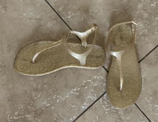 Girl’s gold Old Navy jelly sandals size 13