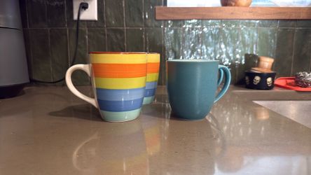 4 mugs (2 large, 2 small)