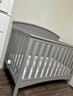 Convertible kids crib