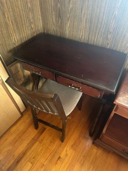 Desk/chair and lamp