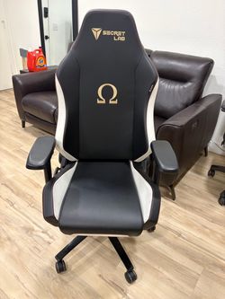 Secretlab OMEGA Gaming Chair – Black/White/Gold