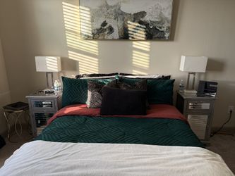 COMPLETE Queen Bedroom Set - Mattress, Storage Bench, Nightstands, Lamps, Decor!