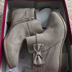 LIKE NEW Girls’ Memory Foam Size 5 Boots