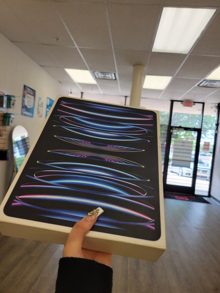 Apple iPad Pro 6th Generation 12.9 Inch 