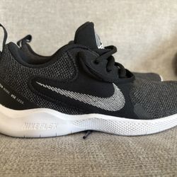 Women’s Black Nike Shoes - Size 6