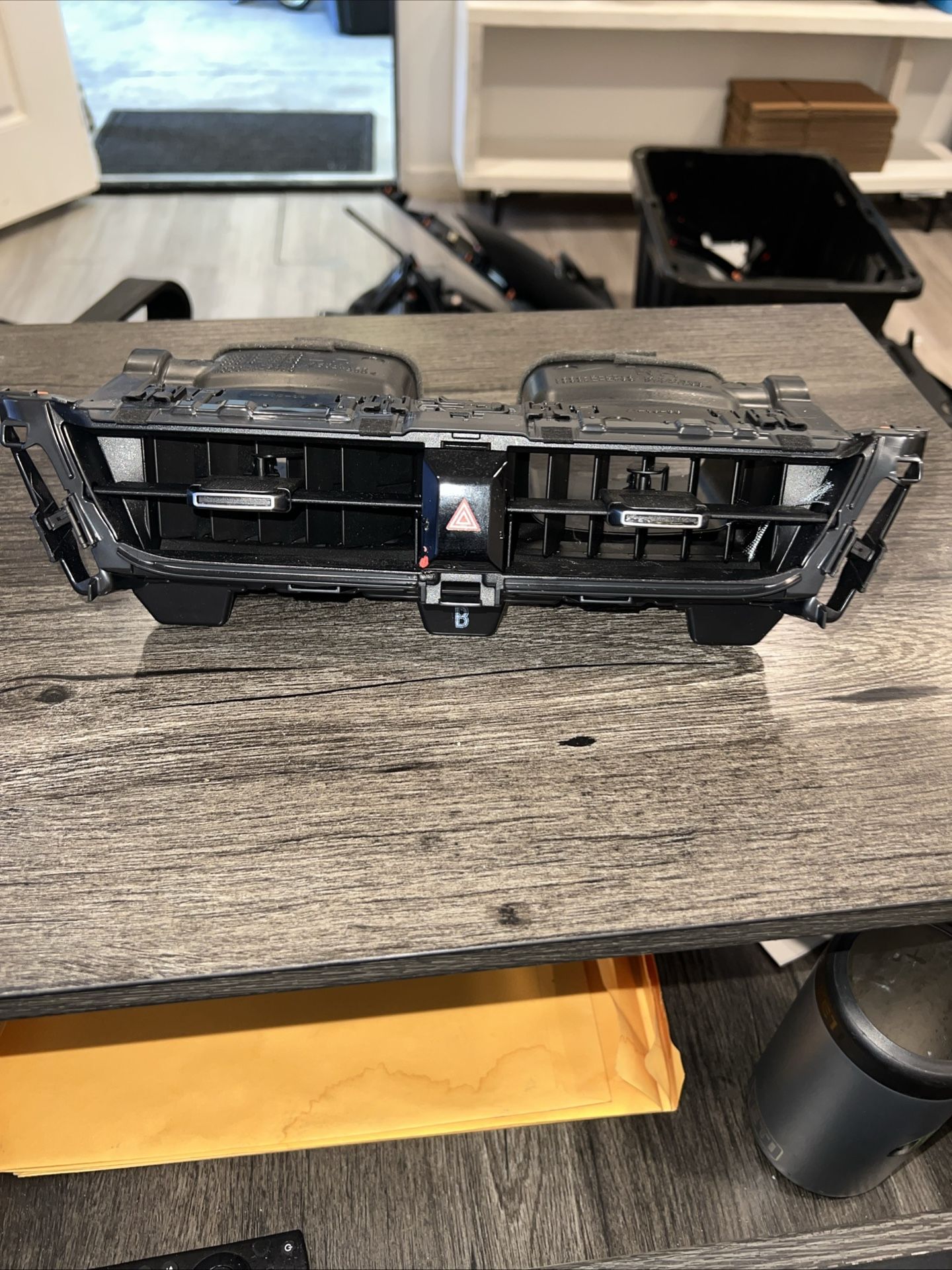 2020-2022 TOYOTA COROLLA FRONT CENTER DASH AIR VENTS OEM