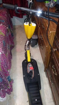 Se vende este patín con su cargador no mas alcupa la pilla