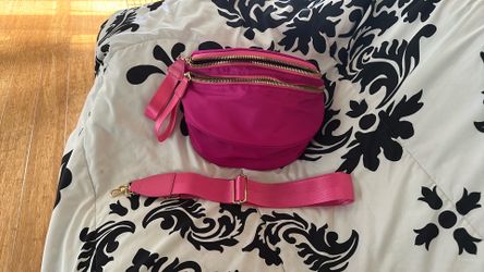 Stylish fanny pack with double gold zipper