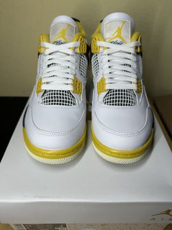 DS Women’s Air Jordan 4 Retro “Vivid Sulfur” 2024 size 9.5 = Men’s size 8