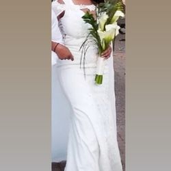 Like New!! Beautiful Wedding Dress — size: 10