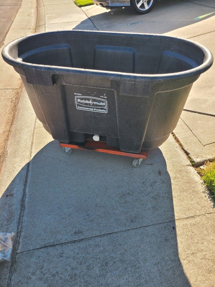 100 Gallon Rubbermaid Tub, Trough