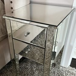 MIRROR END TABLE