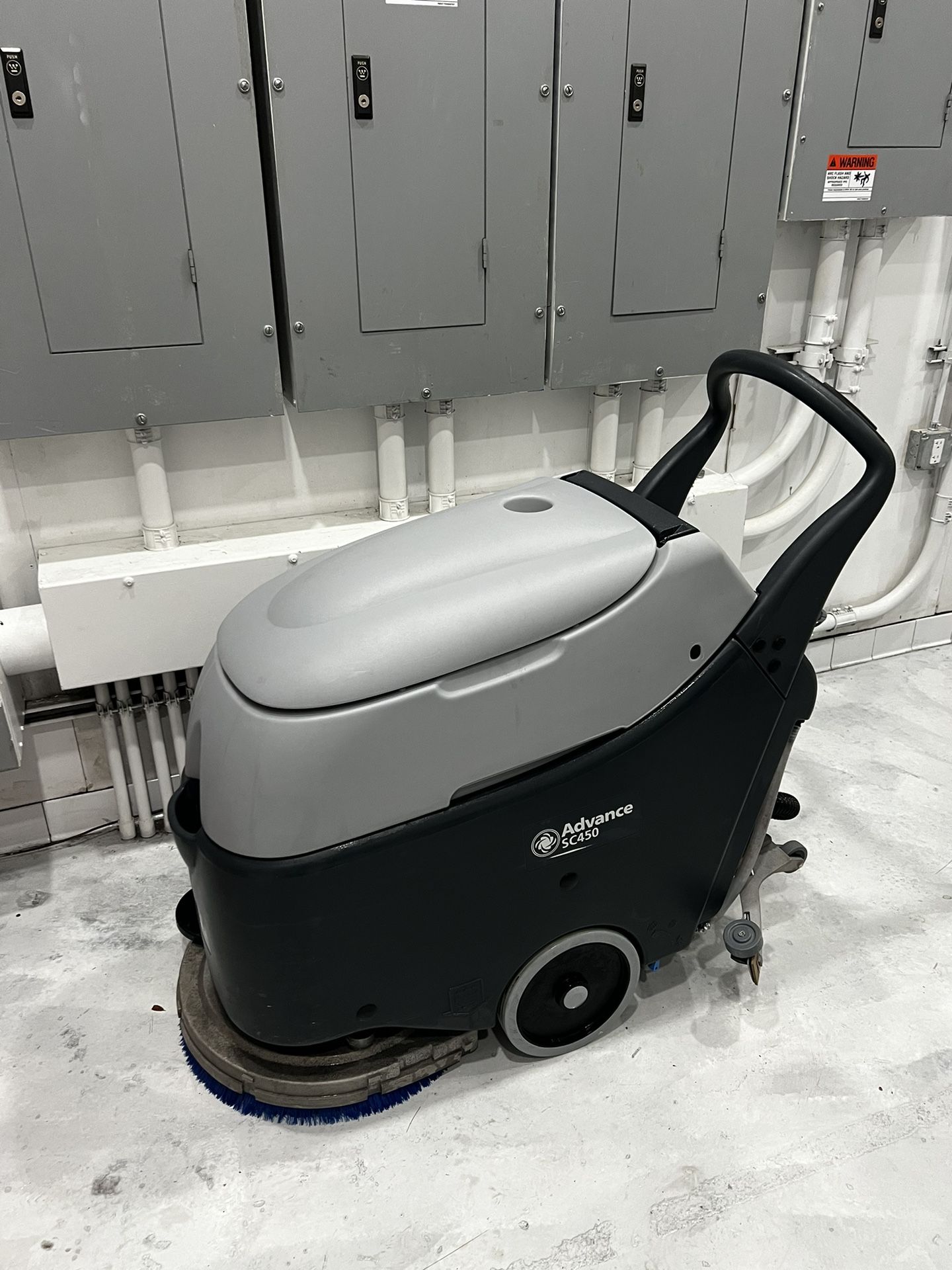 Advance SC450 Floor scrubber