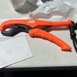 floating fish lip gripper 