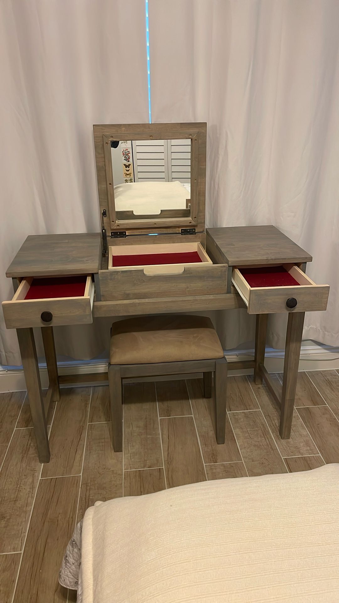 Beautiful vanity/desk with stool