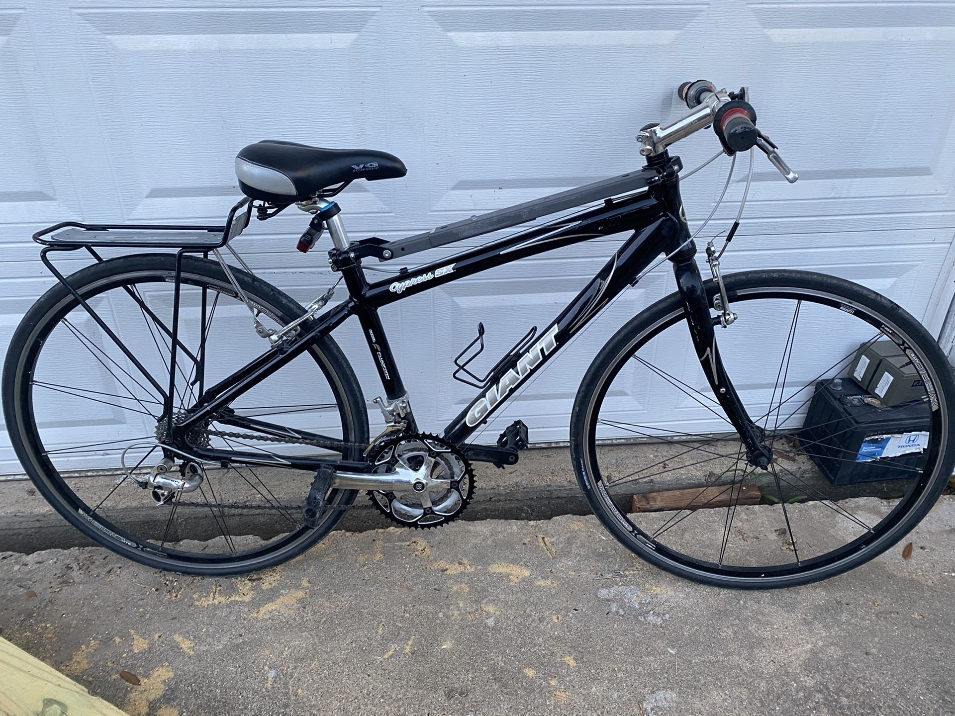 Giant road bike 700c wheels and small frame