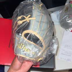12.75 Wilson Outfield Glove H Web
