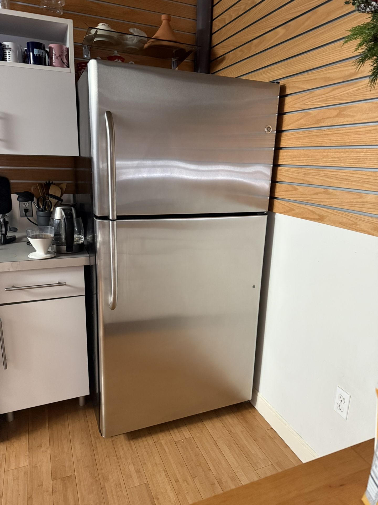 Old GE Refrigerator With Internal water Dispenser